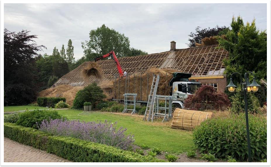 Riet van rieten dak verwijderen